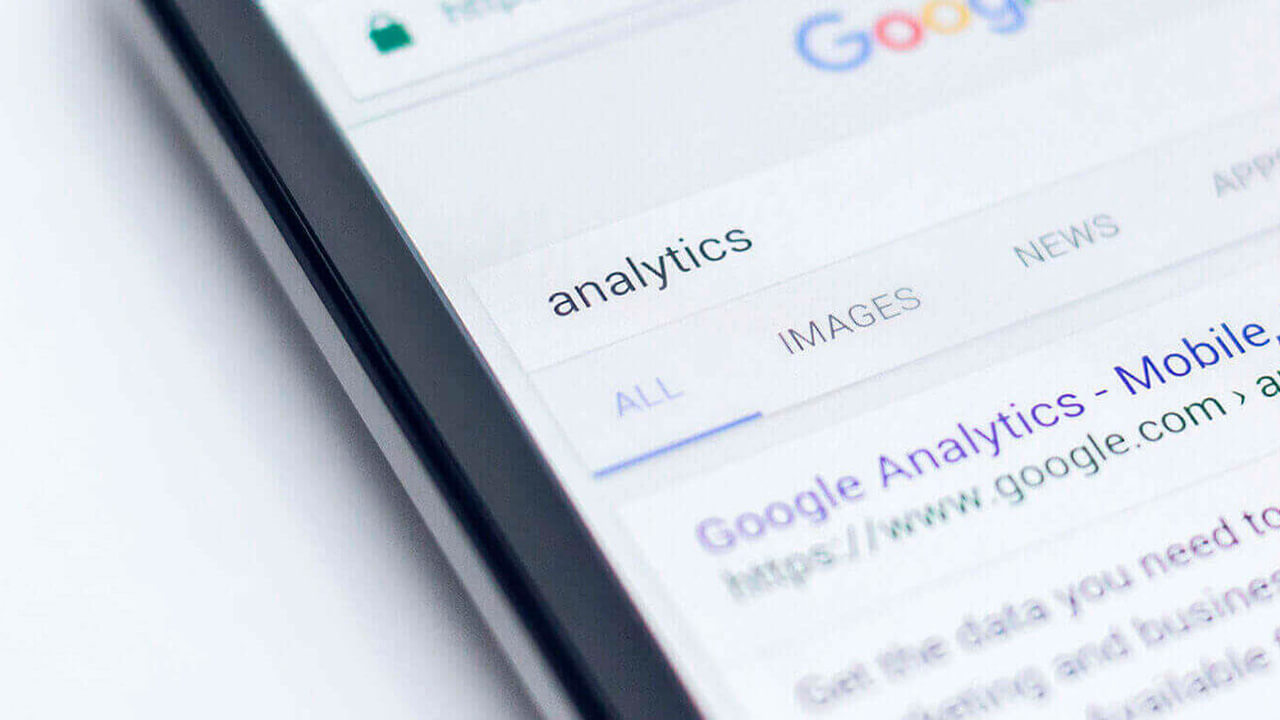 ecrã do telemóvel com pesquisa google do analytics