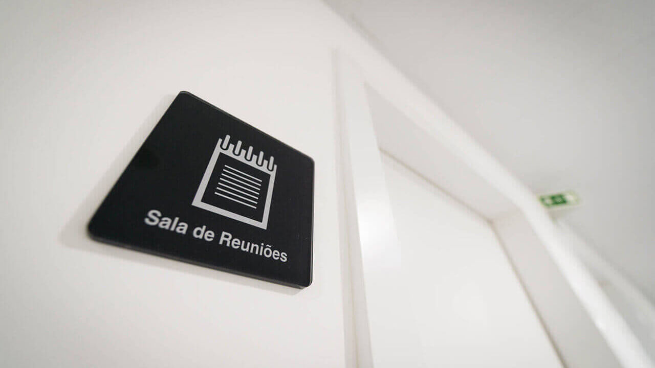 placa da sala de reuniões