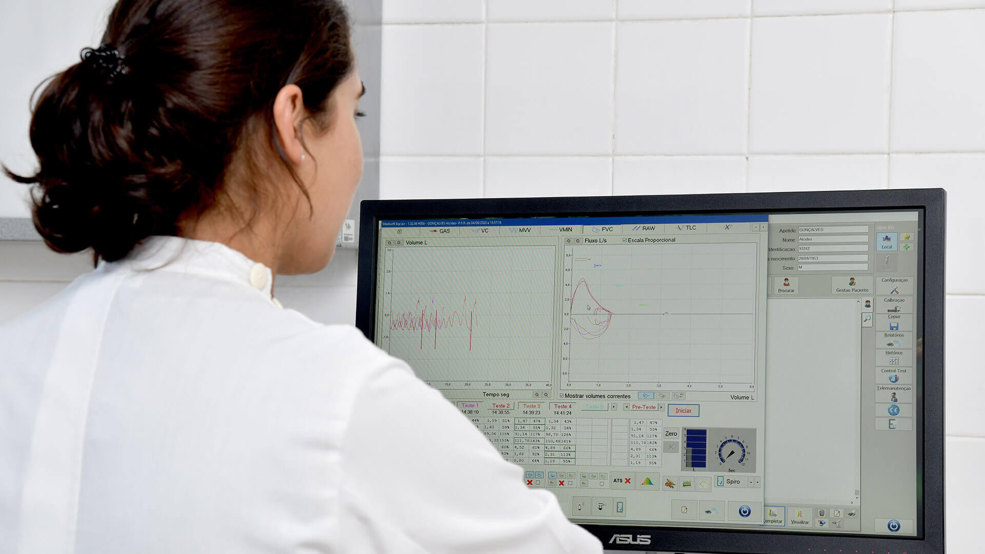 fisio-resp-01 Médica analisa dados num computador